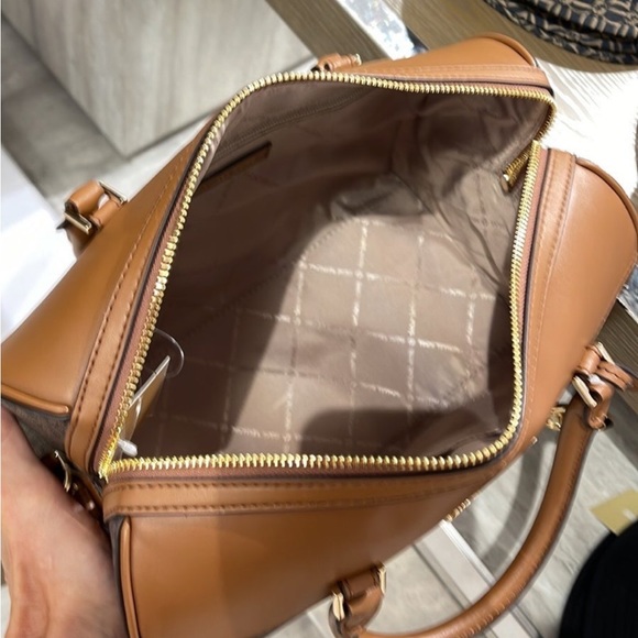 MICHAEL KORS TRAVEL MEDIUM DUFFEL CROSSBODY / SATCHEL BAG - Picture 15 of 16